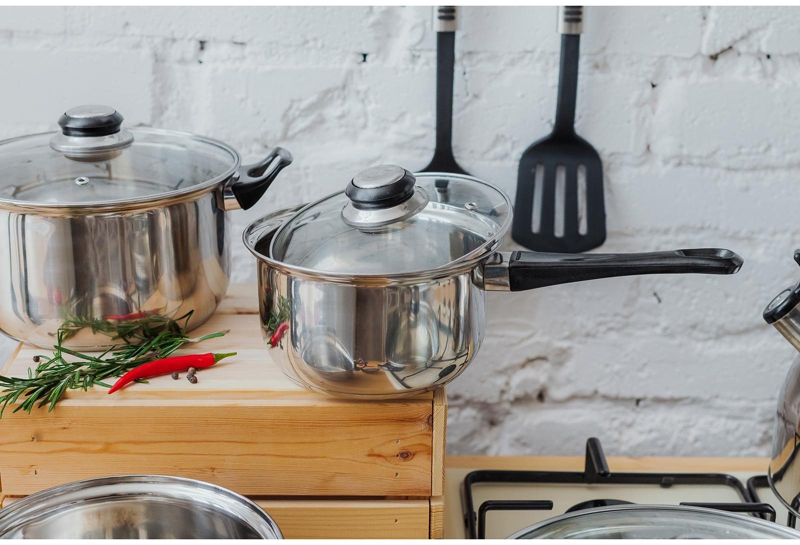 Набор посуды из нержавеющей стали «Чёрная ночь», 8 предметов: ковш 1,5 л, 2 кастрюли 2/3 л, сковорода d=24 см, крышки, стенки 0,3 мм, дно 5 мм