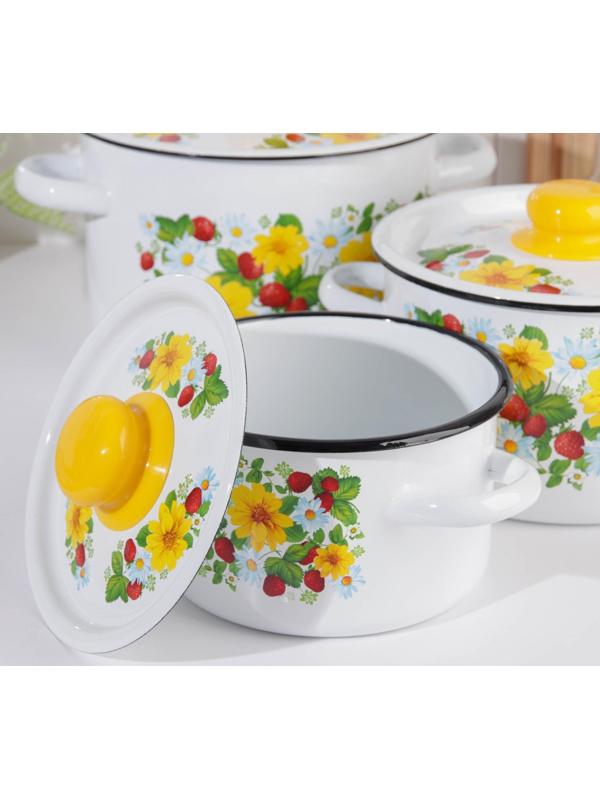 Набор кастрюль «Земляника», 3 предмета: 1,5 л, 2,9 л, 4,5 л, эмалированные крышки, индукция, цвет белый