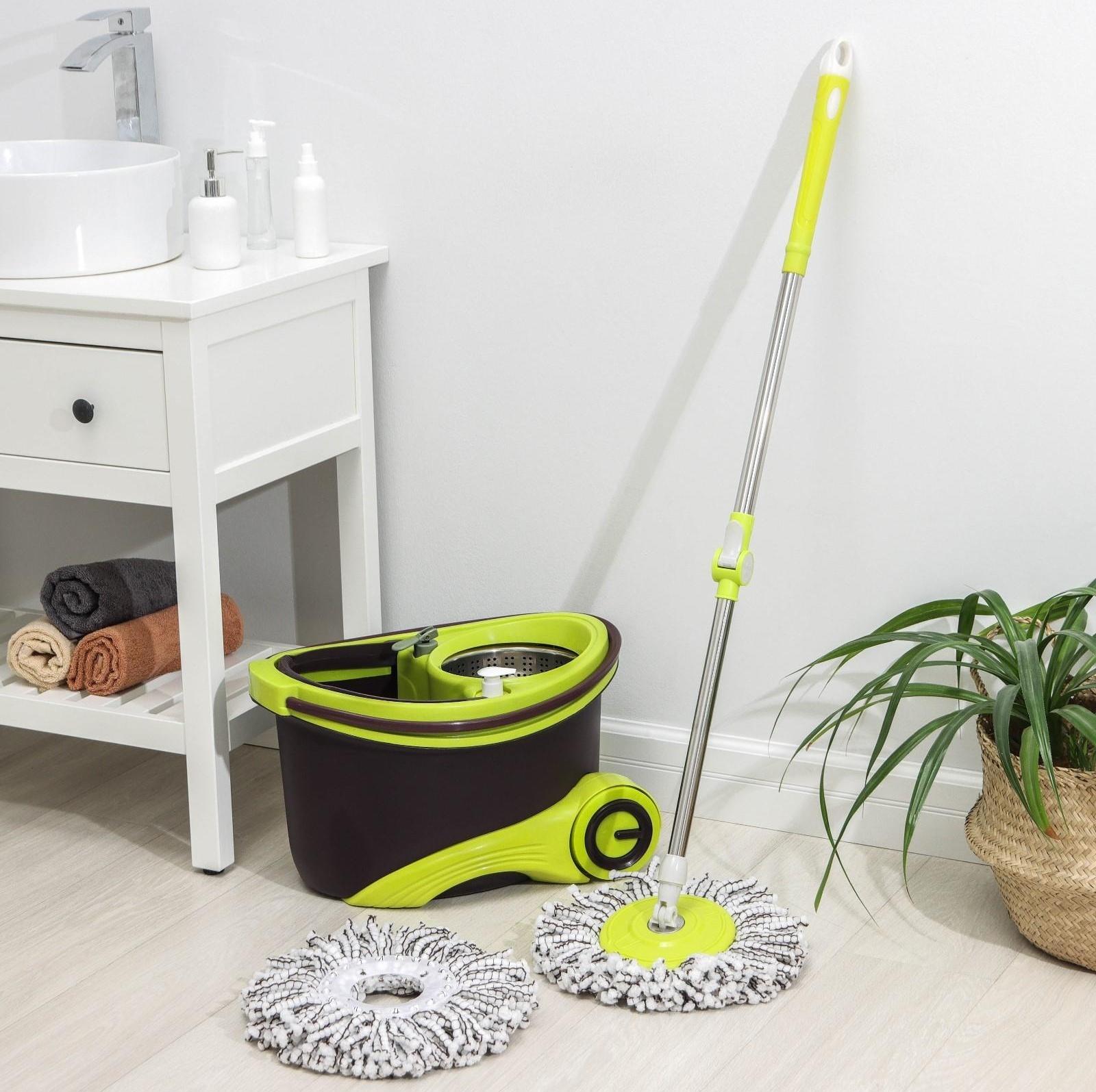 Набор для уборки: ведро на колёсиках с металлической центрифугой 18 л, швабра, запасная насадка из микрофибры, 2 дозатора, цвет МИКС