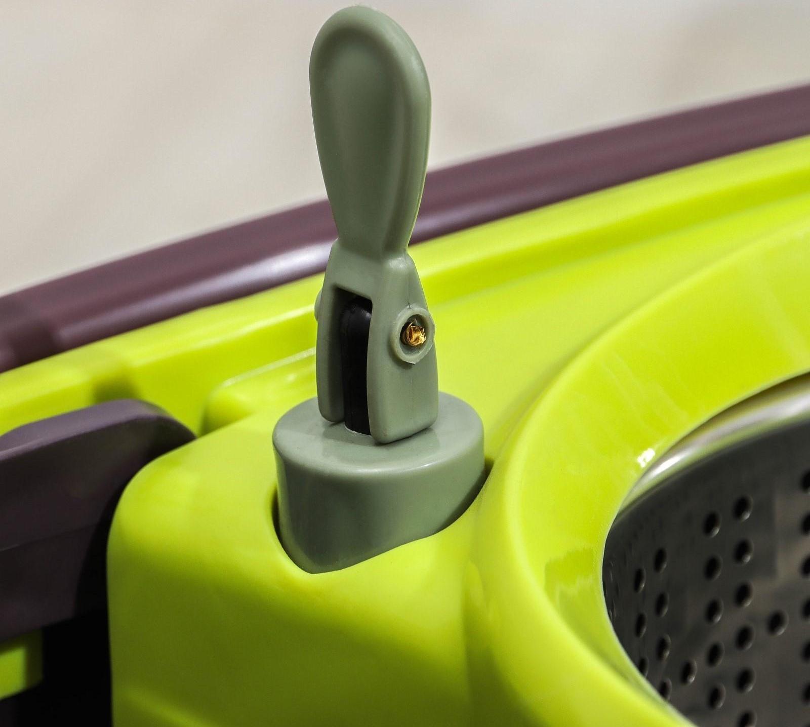 Набор для уборки: ведро на колёсиках с металлической центрифугой 18 л, швабра, запасная насадка из микрофибры, 2 дозатора, цвет МИКС