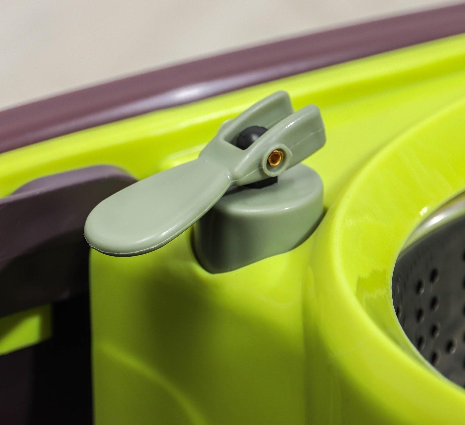 Набор для уборки: ведро на колёсиках с металлической центрифугой 18 л, швабра, запасная насадка из микрофибры, 2 дозатора, цвет МИКС