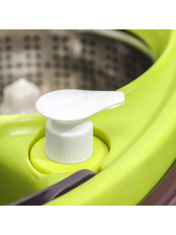 Набор для уборки: ведро на колёсиках с металлической центрифугой 18 л, швабра, запасная насадка из микрофибры, 2 дозатора, цвет МИКС