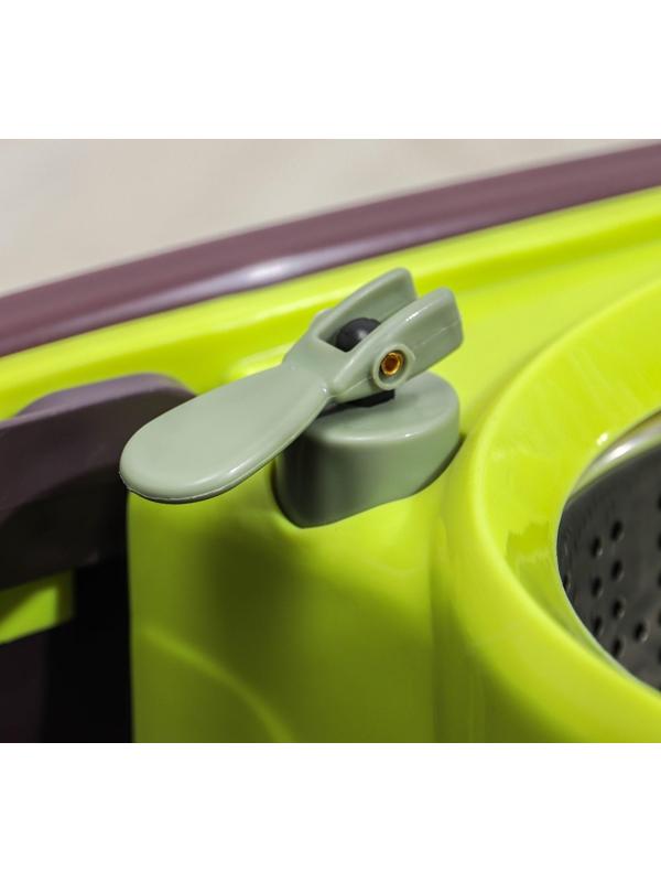 Набор для уборки: ведро на колёсиках с металлической центрифугой 18 л, швабра, запасная насадка из микрофибры, 2 дозатора, цвет МИКС