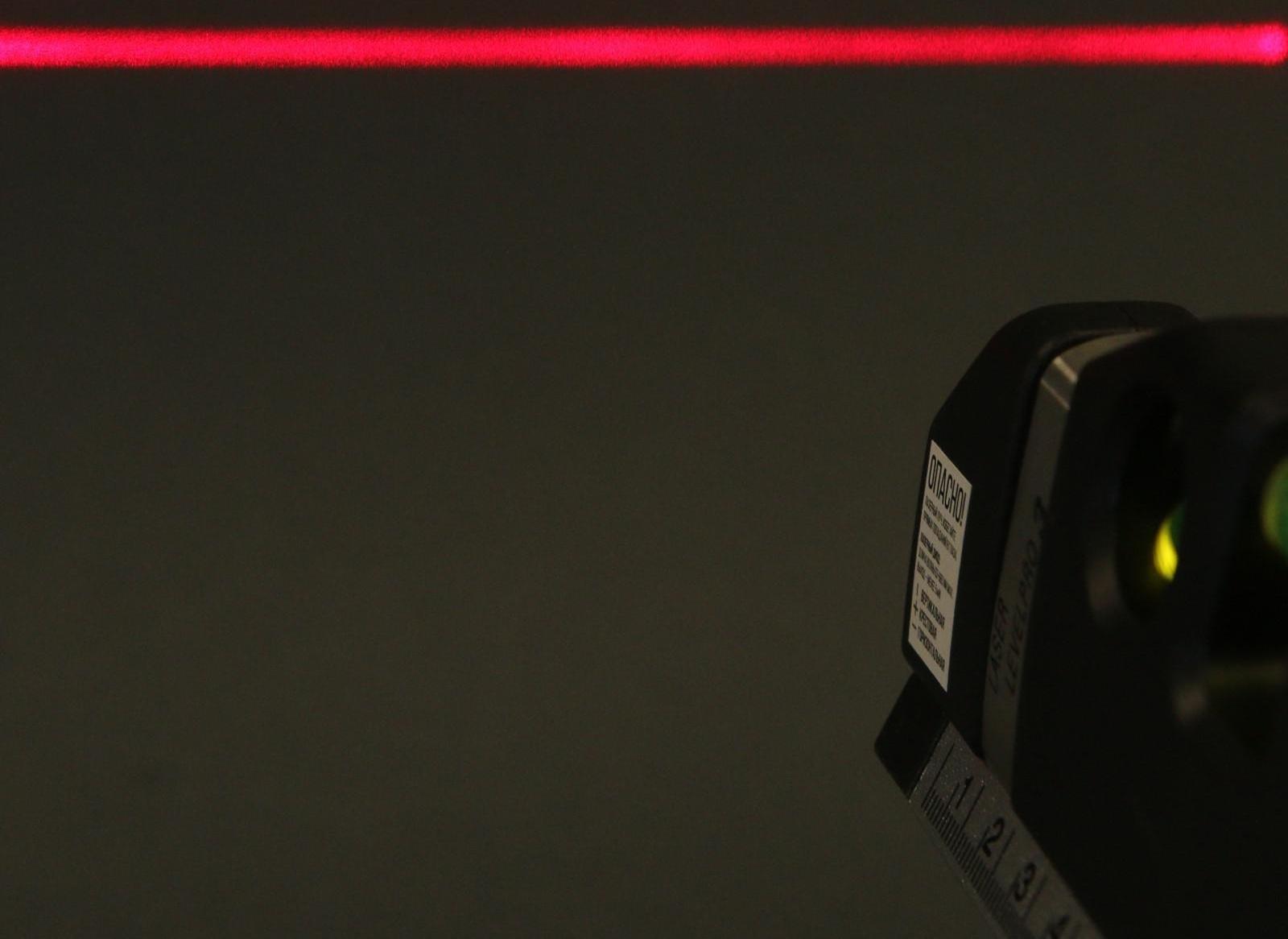 Уровень универсальный 4 в 1 ТУНДРА, лазерный, пузырьковый, рулетка 2.5 м, линейка 150 мм