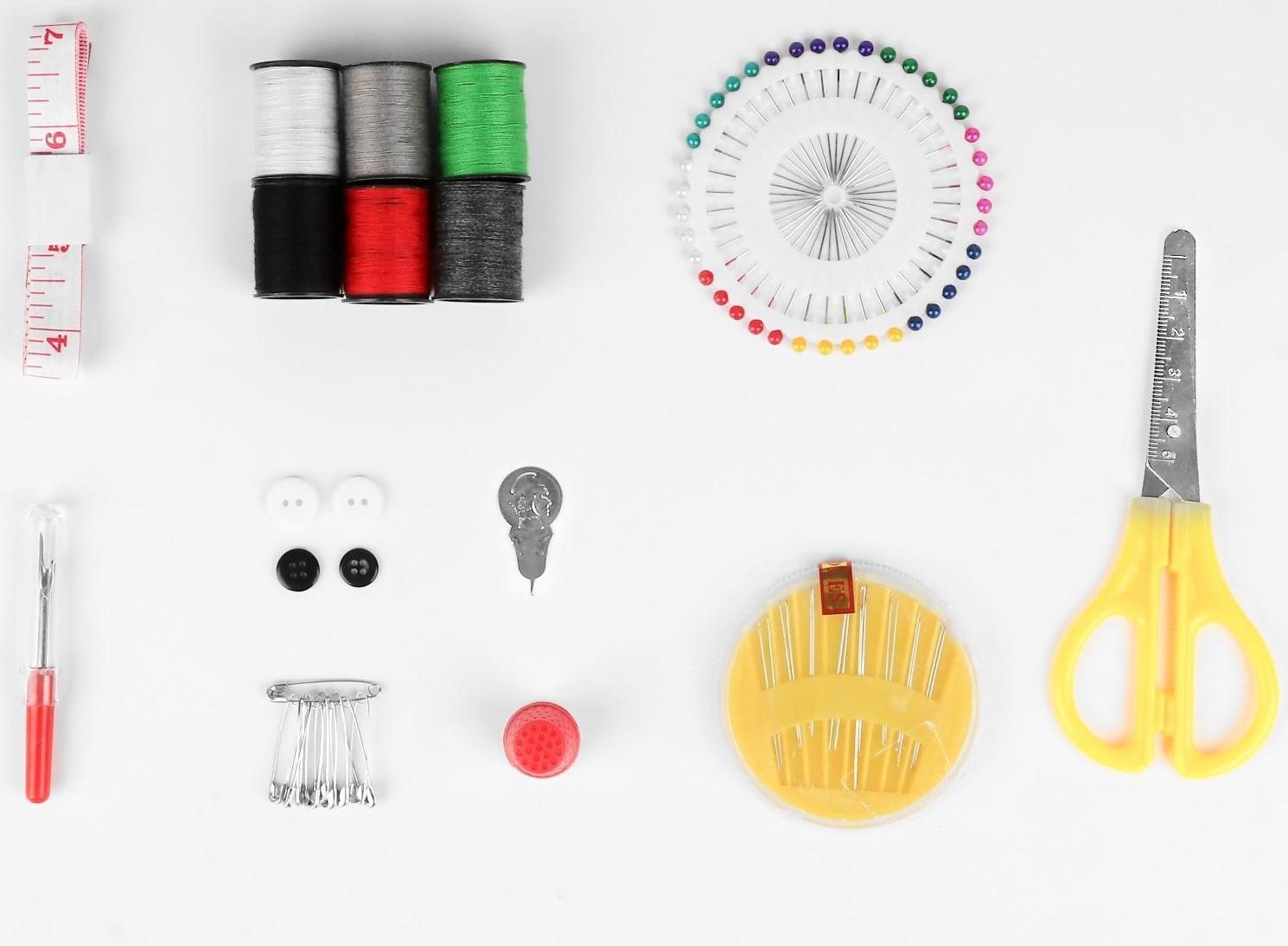 Набор для шитья, 86 предметов, в металлической коробке, 14,5 × 10 см