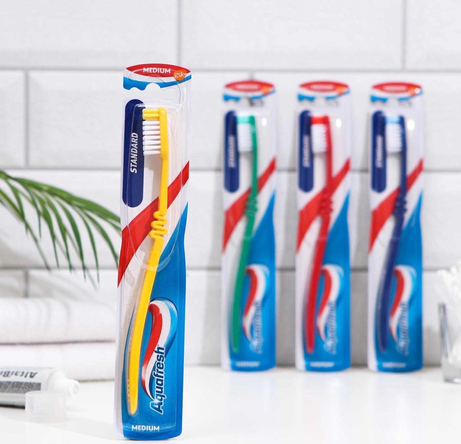 Зубная щётка Aquafresh Standatd, средняя жёсткость