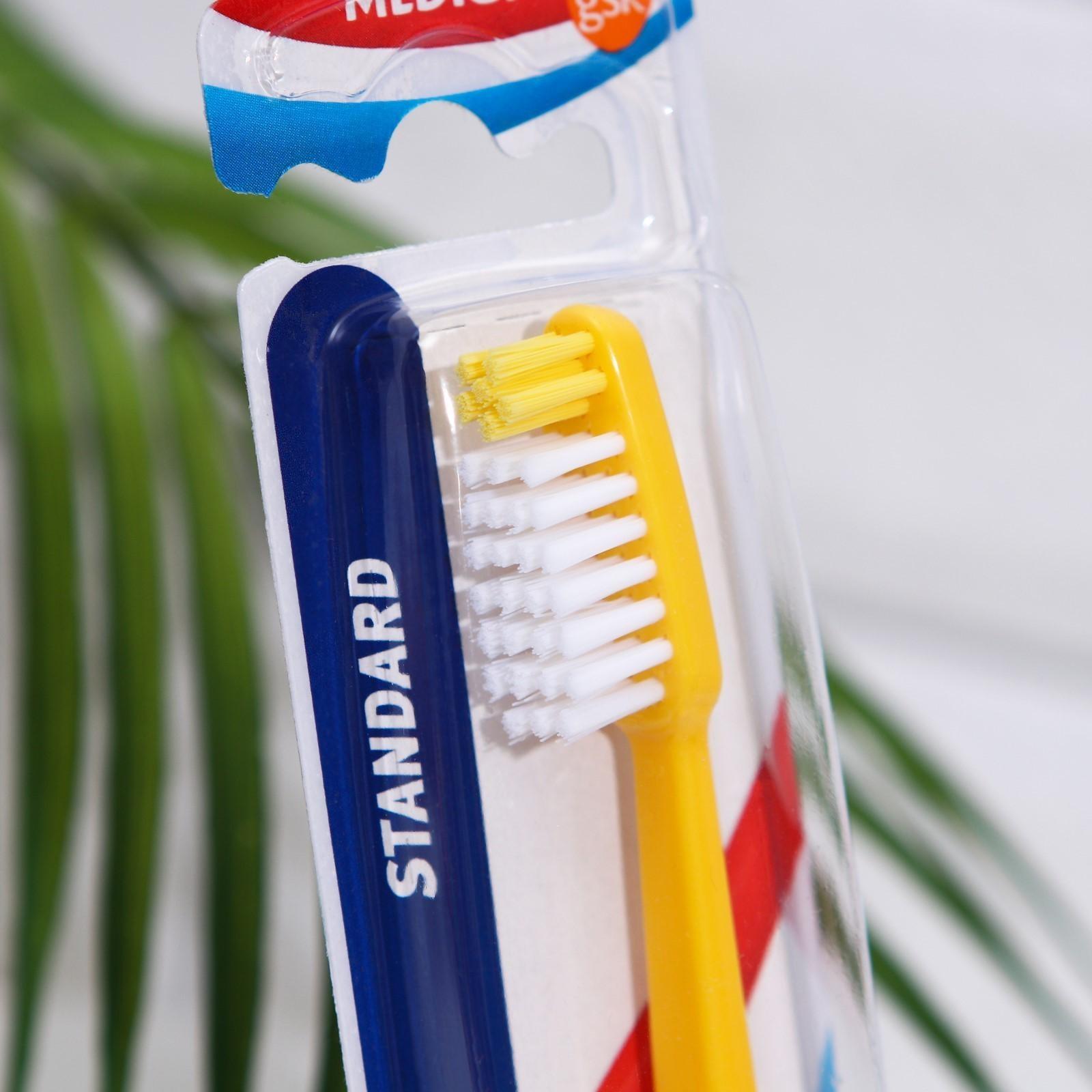 Зубная щётка Aquafresh Standatd, средняя жёсткость