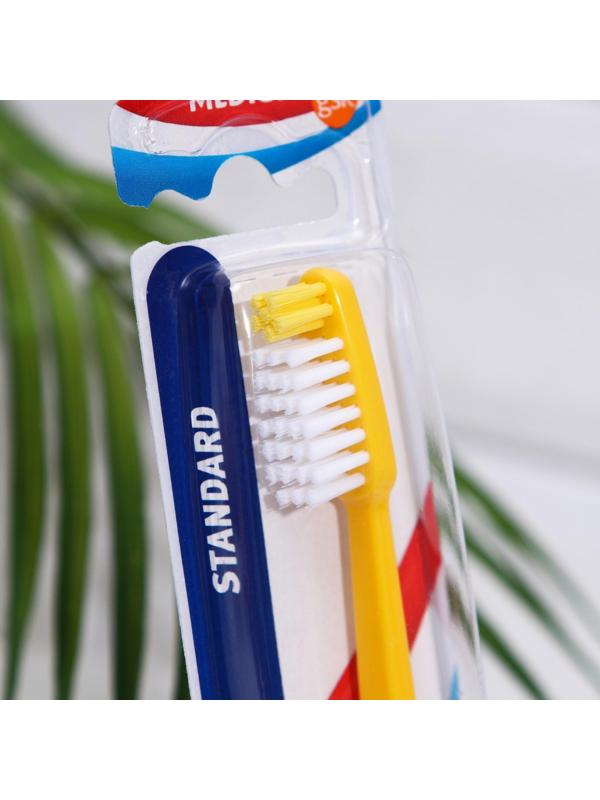 Зубная щётка Aquafresh Standatd, средняя жёсткость
