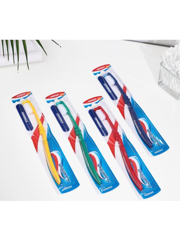 Зубная щётка Aquafresh Standatd, средняя жёсткость