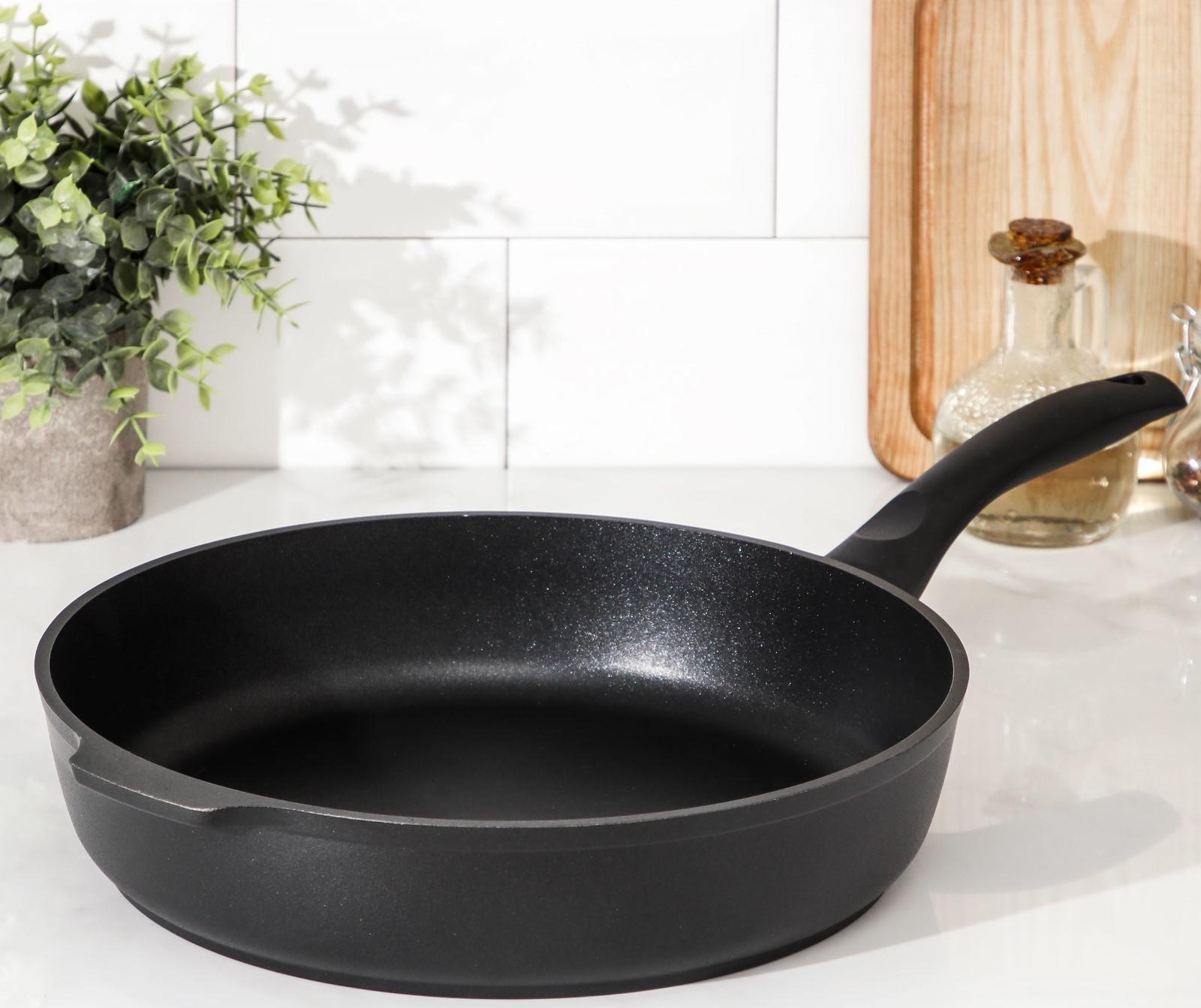 Сковорода «Традиция», d=28 см, пластиковая ручка, антипригарное покрытие, цвет чёрный