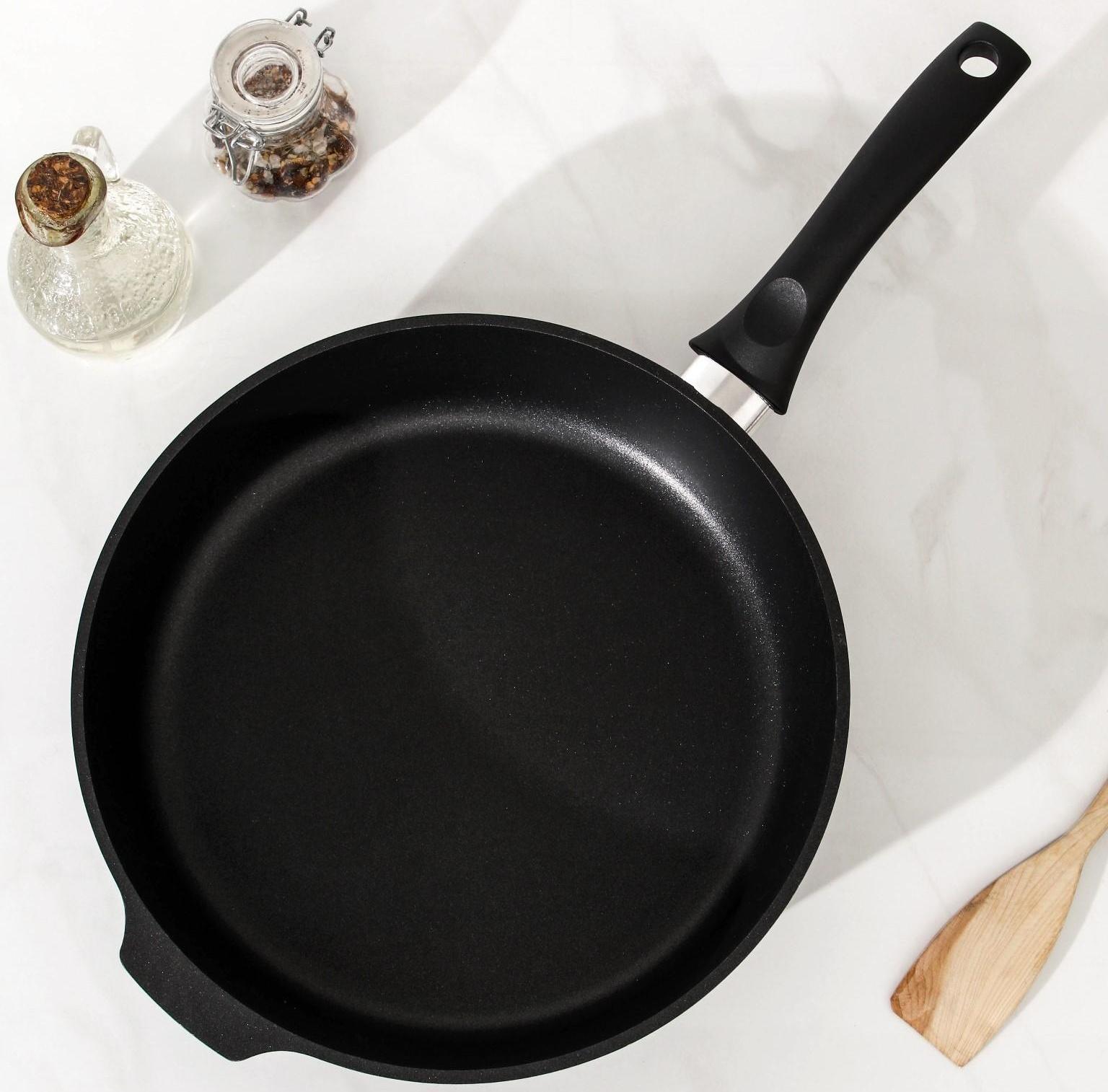 Сковорода «Традиция», d=28 см, пластиковая ручка, антипригарное покрытие, цвет чёрный