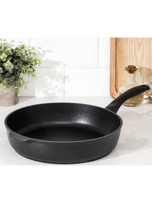 Сковорода «Традиция», d=28 см, пластиковая ручка, антипригарное покрытие, цвет чёрный