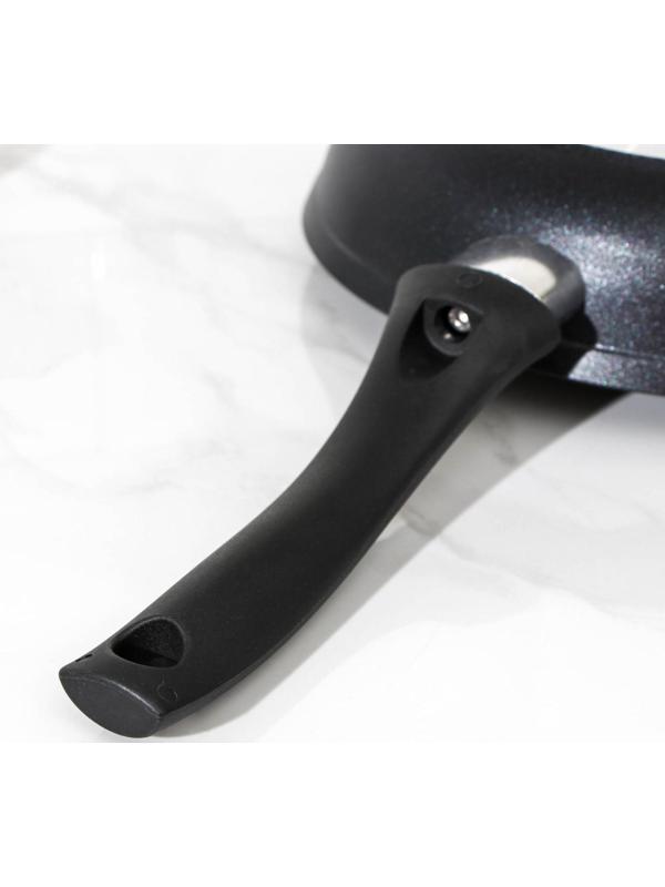 Сковорода «Традиция», d=22 см, пластиковая ручка, стеклянная крышка, утолщённое дно, антипригарное покрытие, цвет чёрный