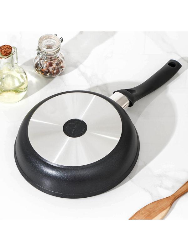 Сковорода «Традиция», d=22 см, пластиковая ручка, стеклянная крышка, утолщённое дно, антипригарное покрытие, цвет чёрный