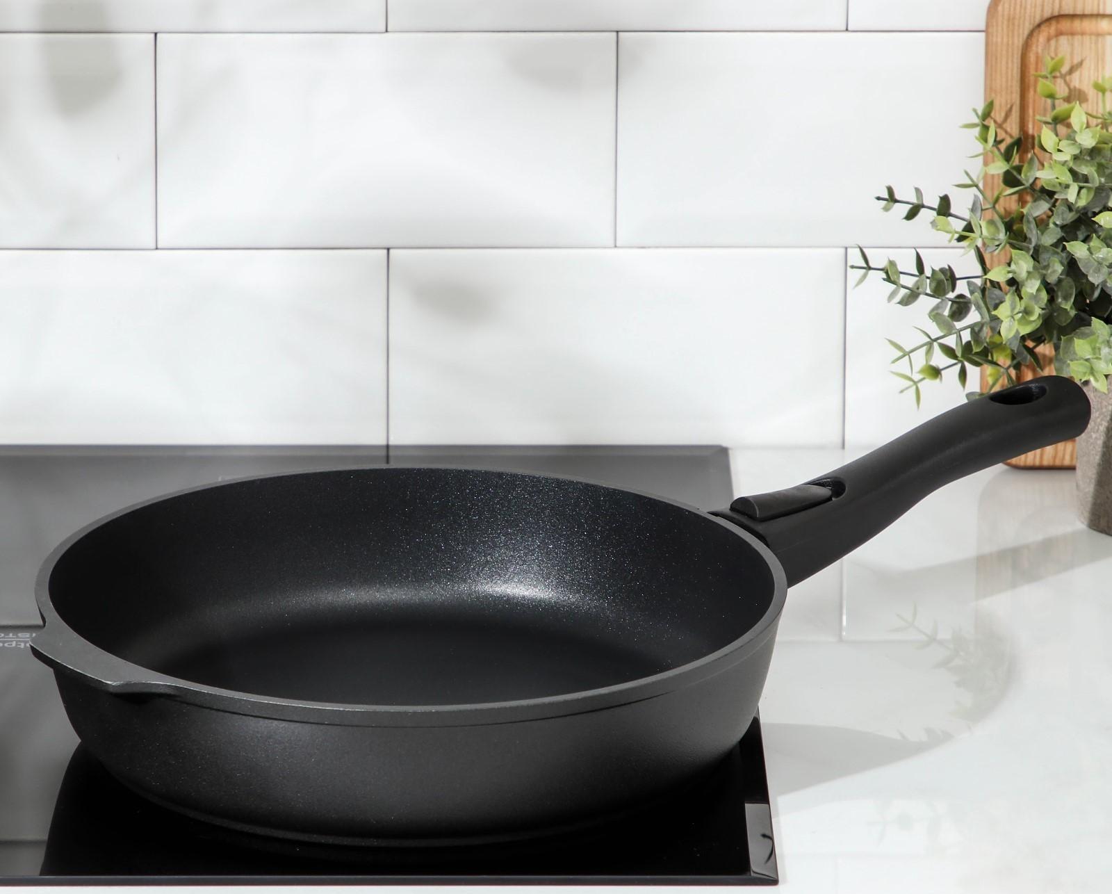 Сковорода «Традиция», d=28 см, съёмная ручка, антипригарное покрытие, цвет чёрный