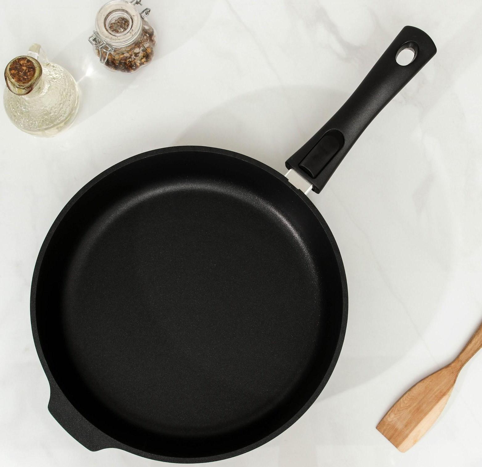 Сковорода «Традиция», d=28 см, съёмная ручка, антипригарное покрытие, цвет чёрный