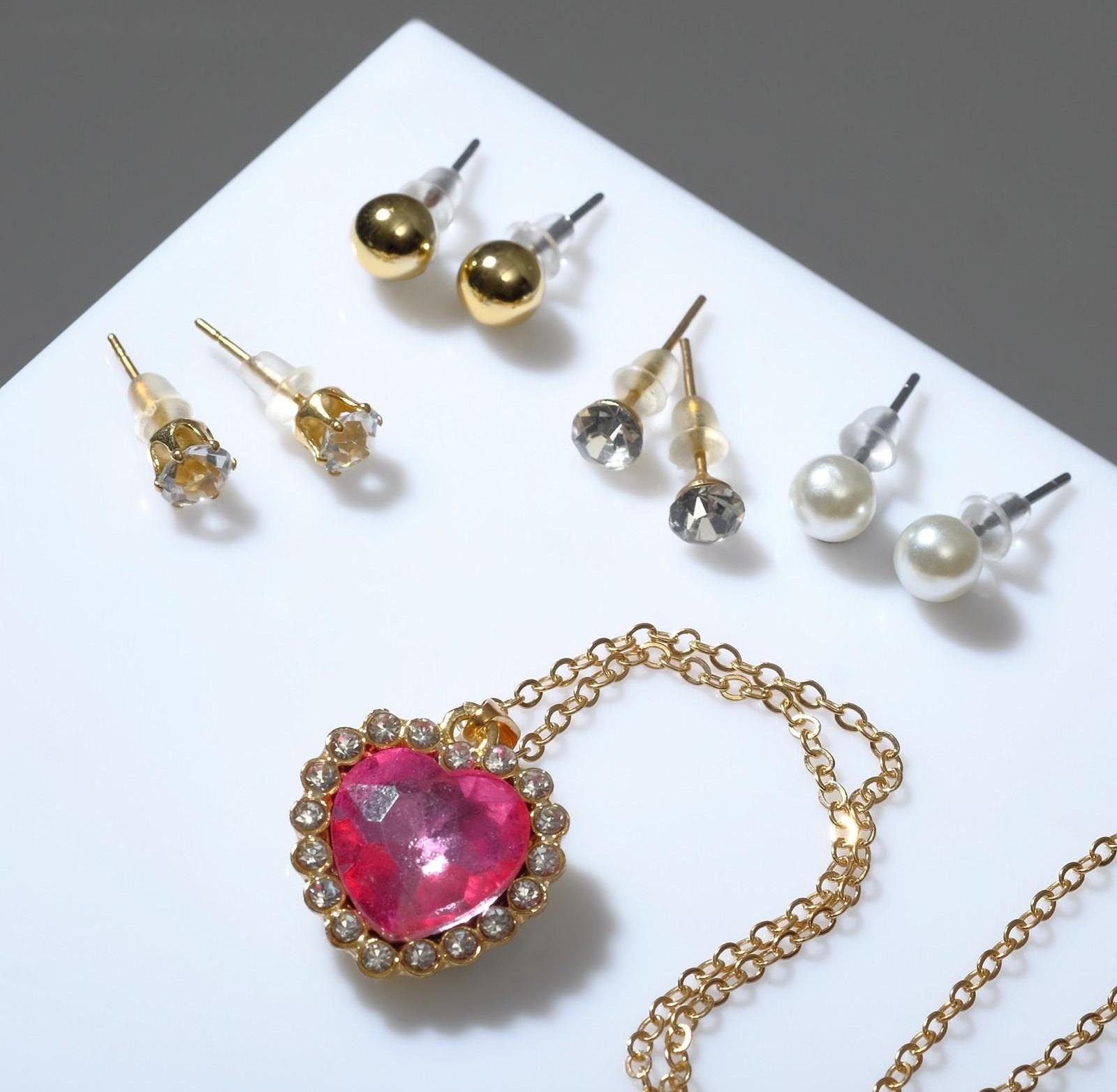 Гарнитур 5 предметов: 4 пары пуссет, кулон 