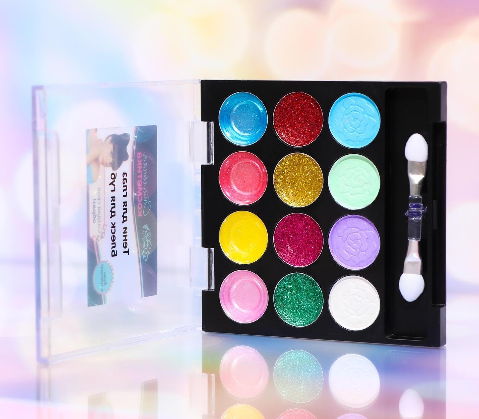 Набор косметики для девочки: тени, блеск, аппликатор