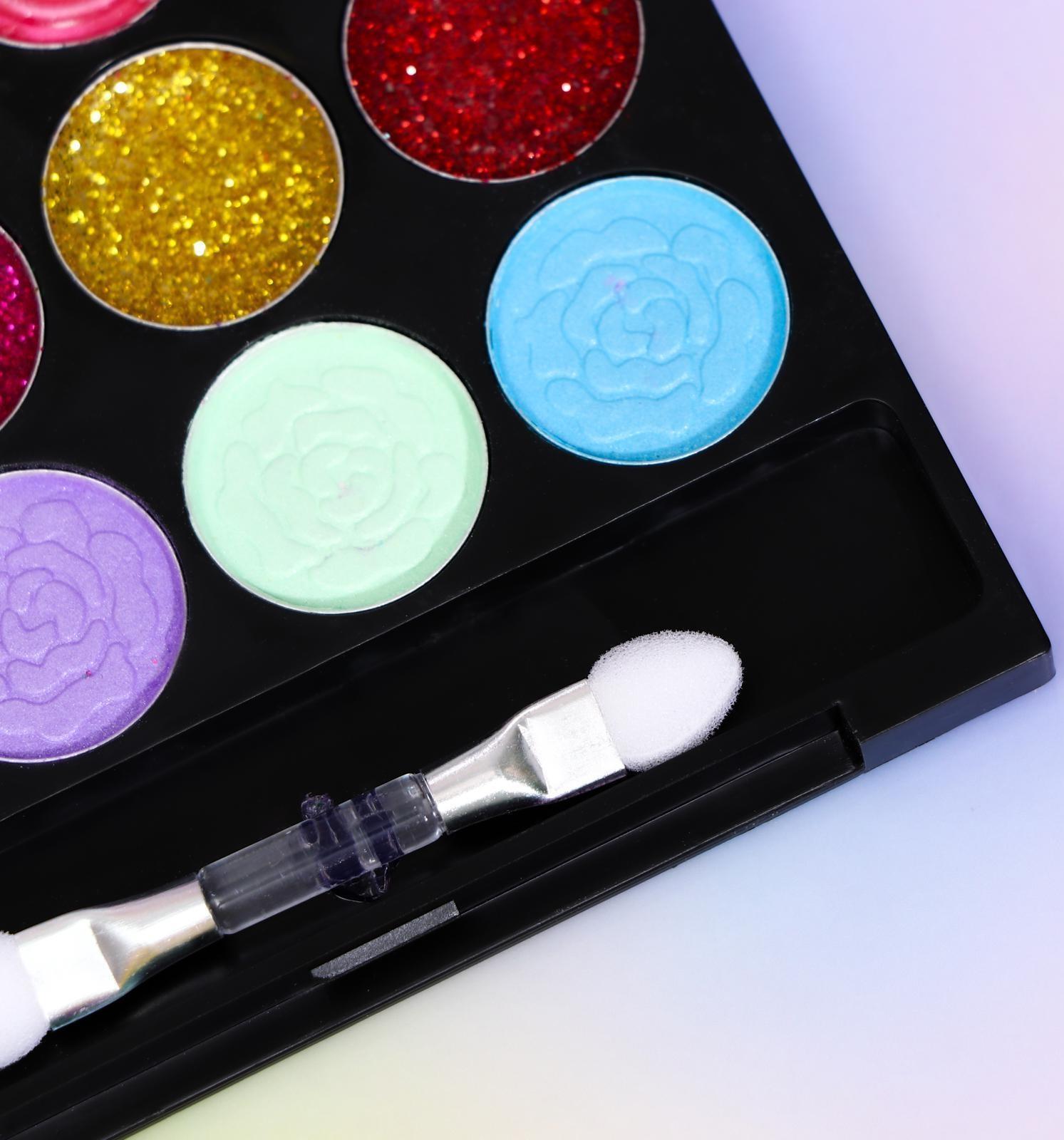 Набор косметики для девочки: тени, блеск, аппликатор