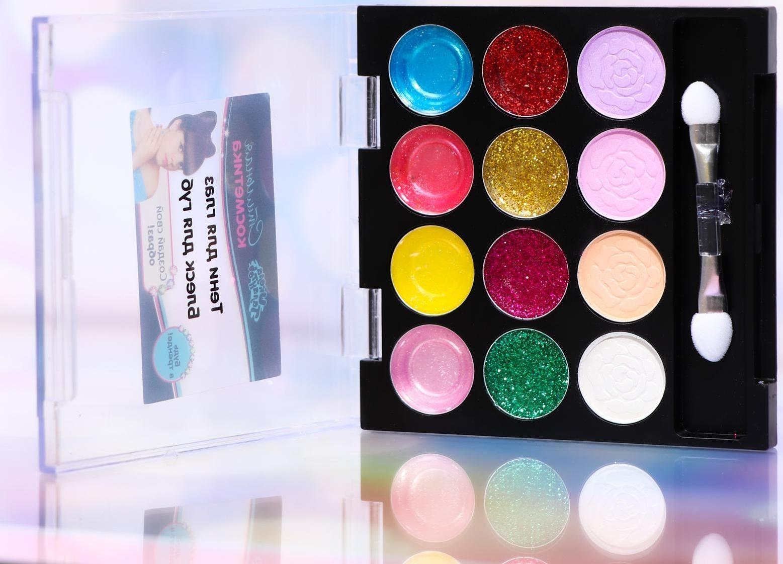 Набор косметики для девочки: тени, блеск, аппликатор