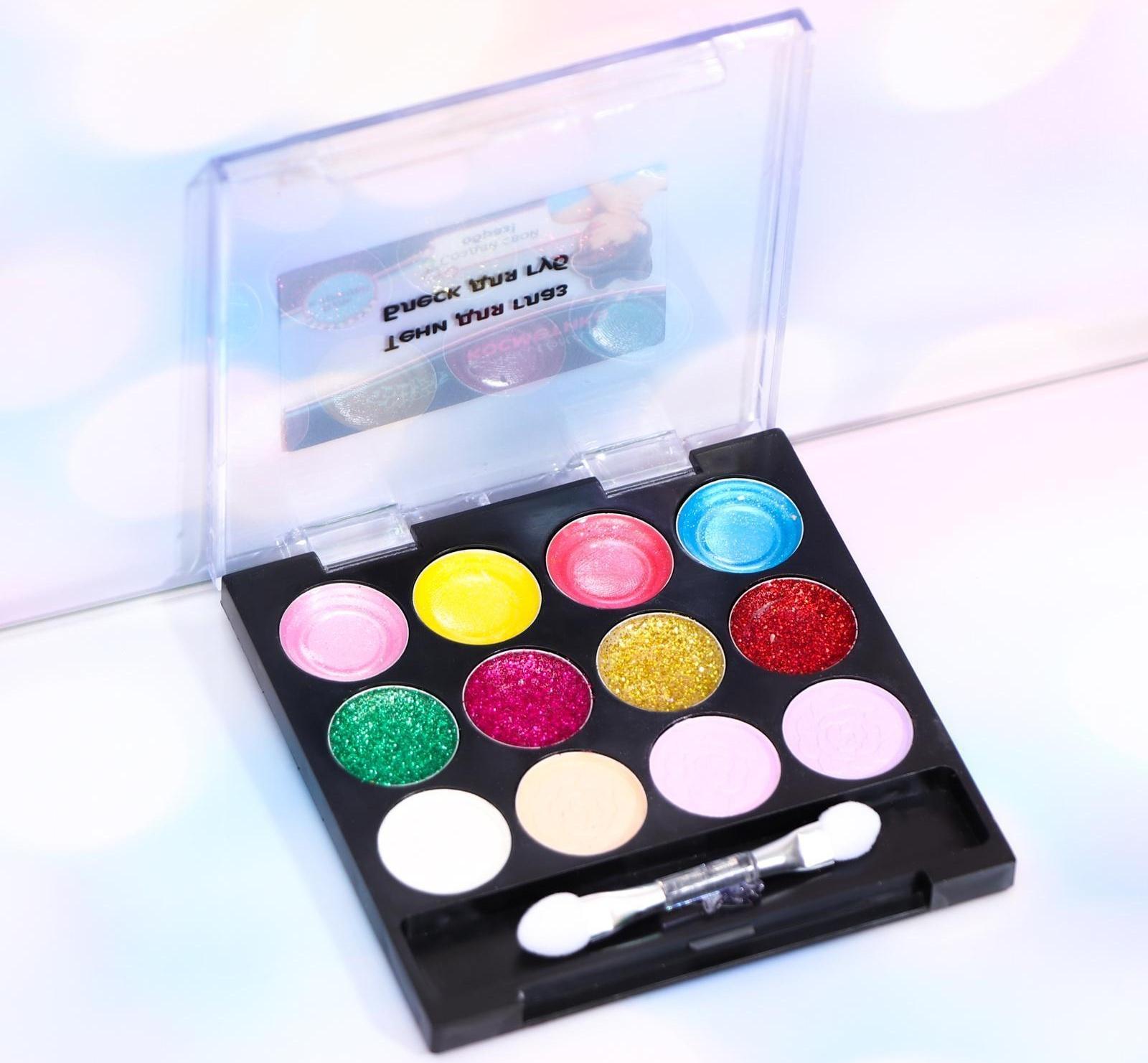 Набор косметики для девочки: тени, блеск, аппликатор