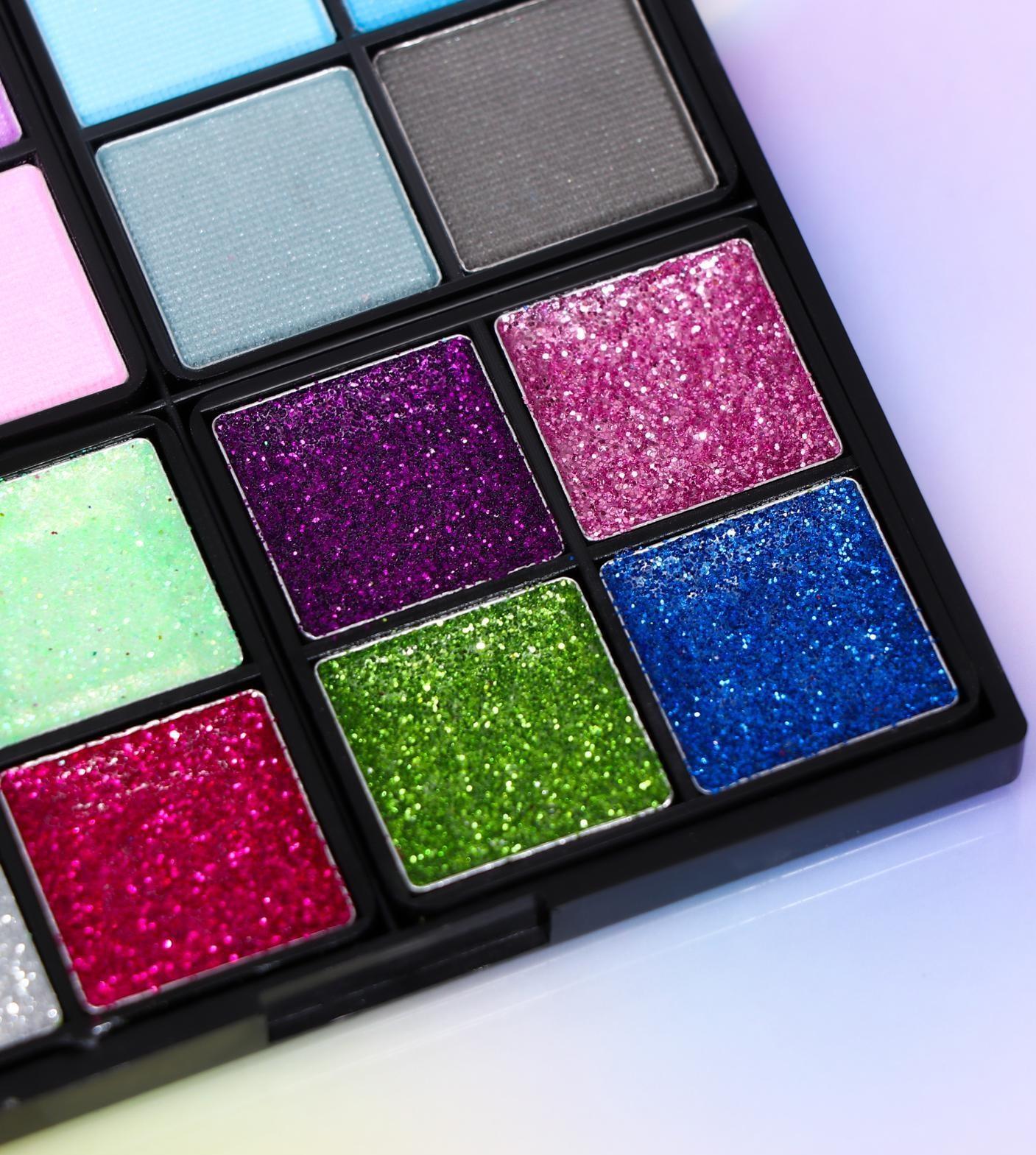 Набор косметики для девочки: тени, кисть, аппликатор