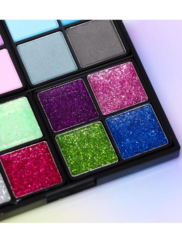 Набор косметики для девочки: тени, кисть, аппликатор