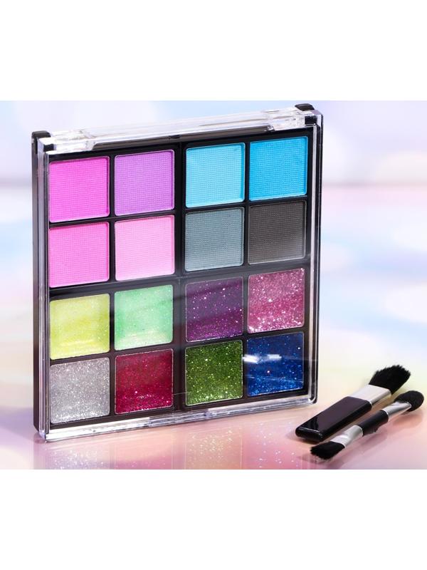 Набор косметики для девочки: тени, кисть, аппликатор