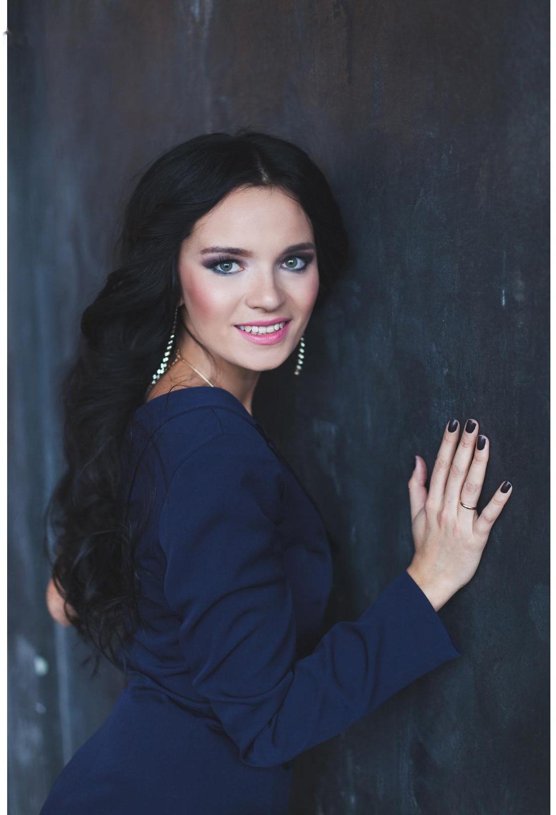 Серьги висячие со стразами Princess дорожка утончённая, цвет белый в золоте