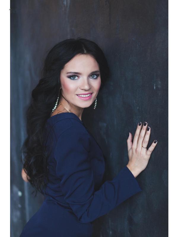 Серьги висячие со стразами Princess дорожка утончённая, цвет белый в золоте