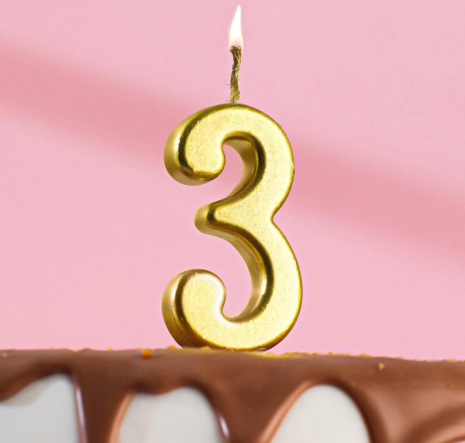 Свеча в торт на шпажке, цифра 3, золотой, 4.5х2.5 см