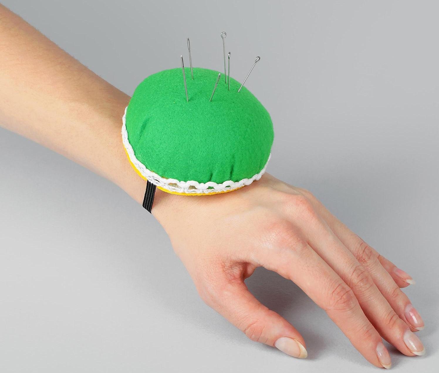 Игольница на руку, d = 8 см, цвет зелёный