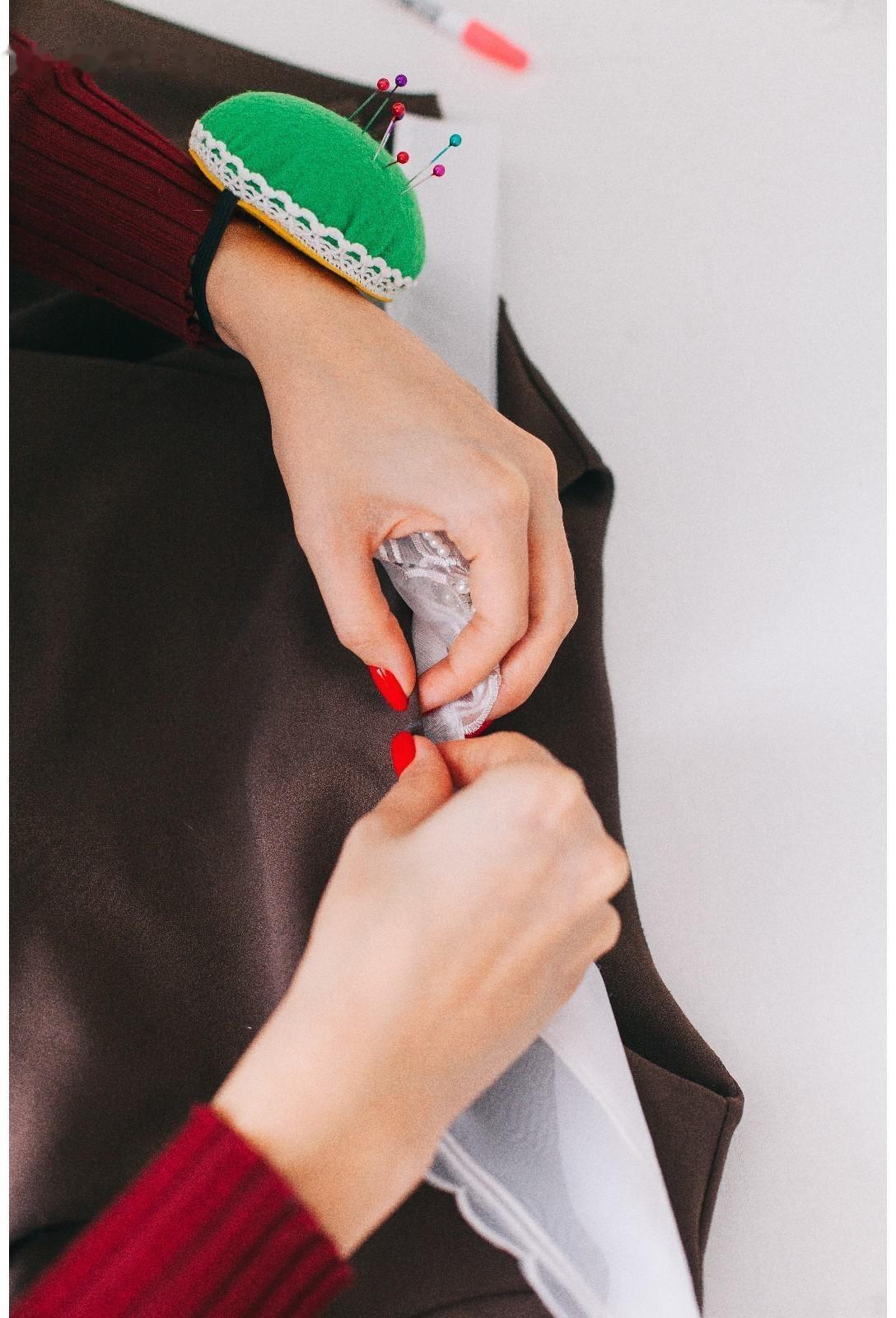 Игольница на руку, d = 8 см, цвет зелёный