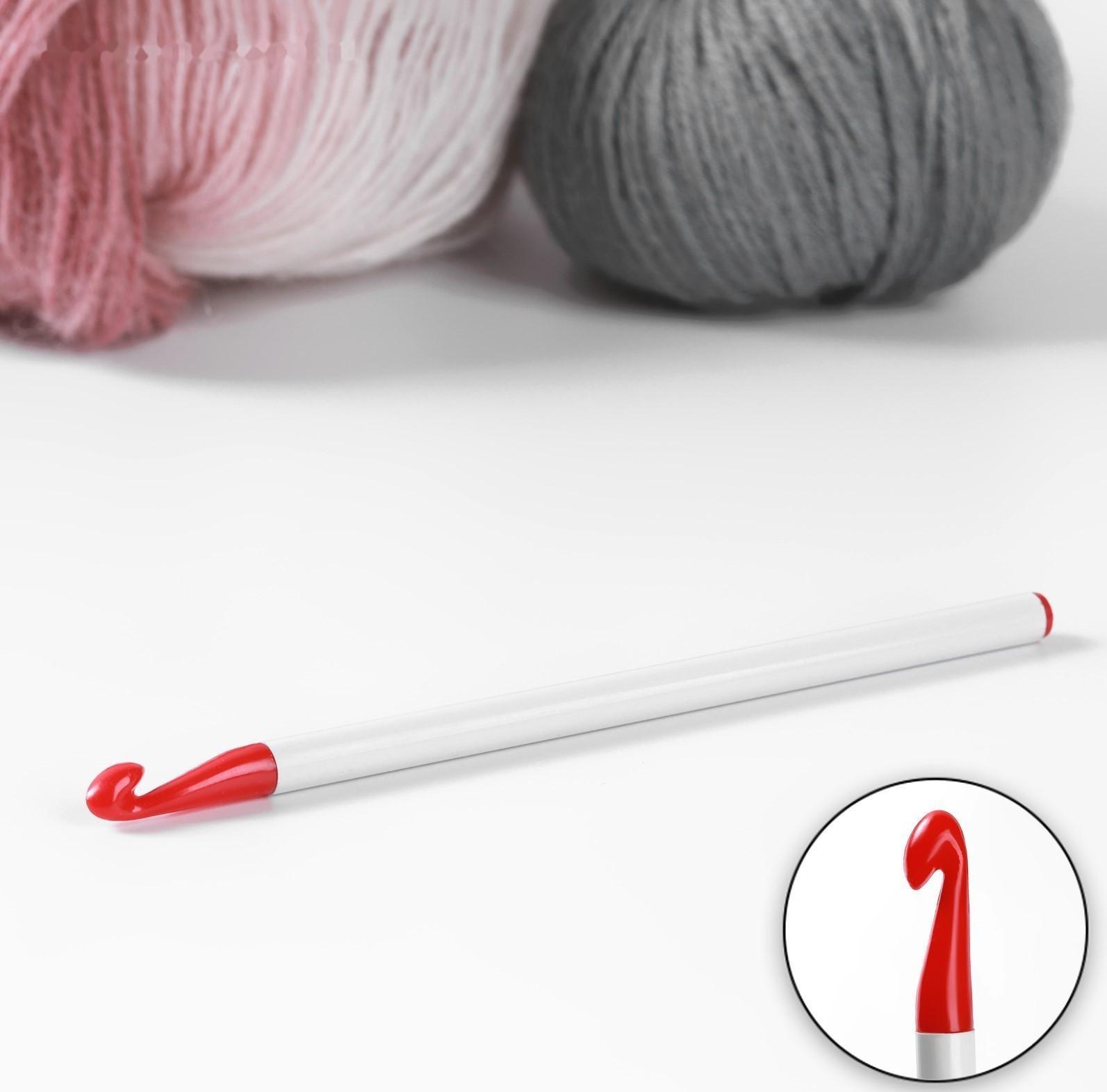 Крючок для вязания, d = 7 мм, 16 см, цвет белый/красный