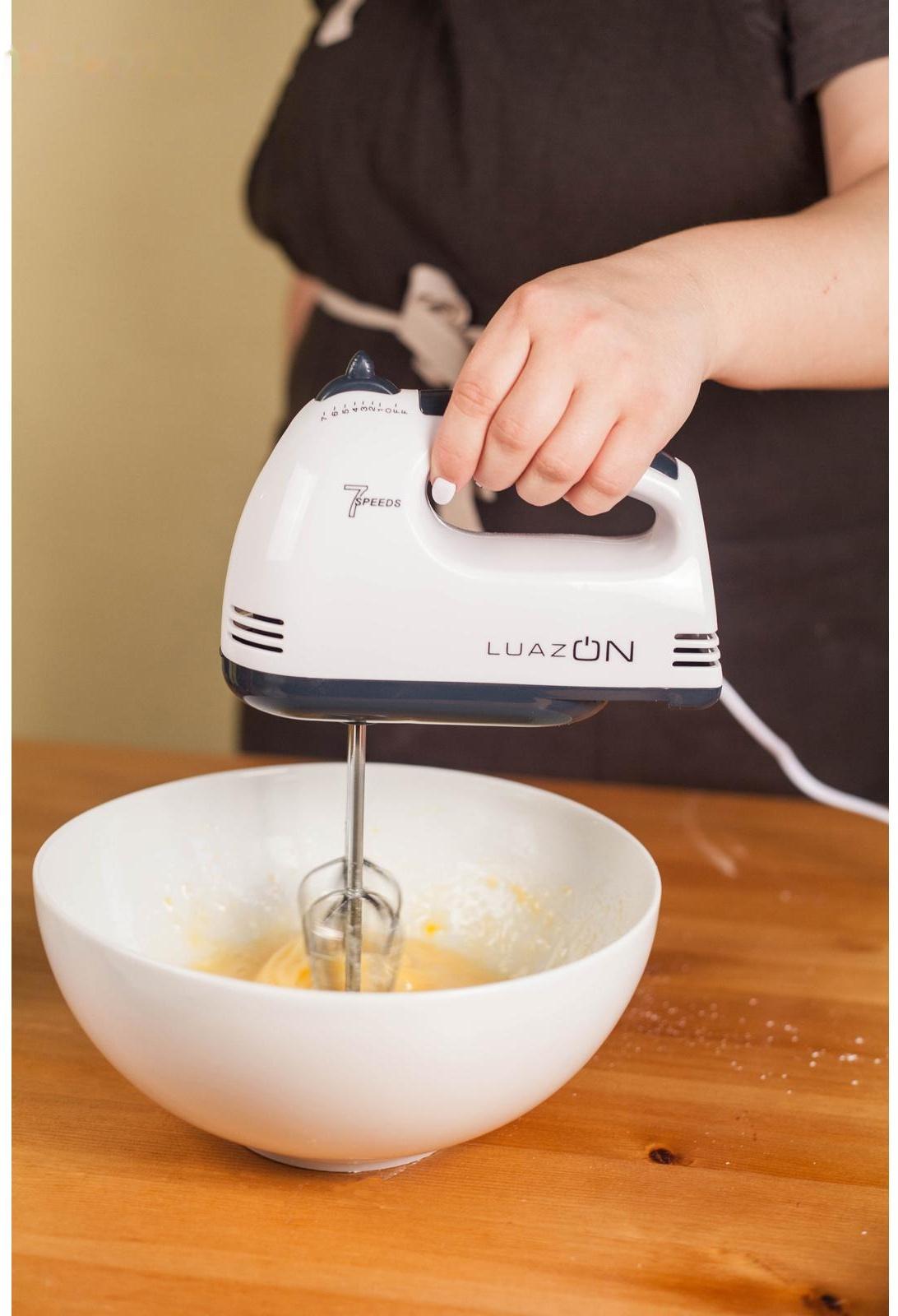 Миксер Luazon LMR-02, ручной, 180 Вт, 7 скоростей, 2 насадки, бело-чёрный