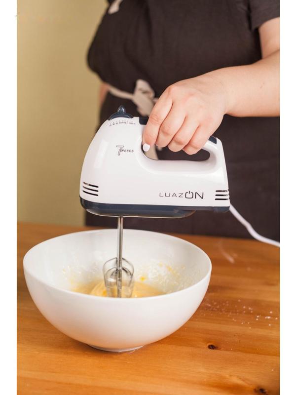 Миксер Luazon LMR-02, ручной, 180 Вт, 7 скоростей, 2 насадки, бело-чёрный