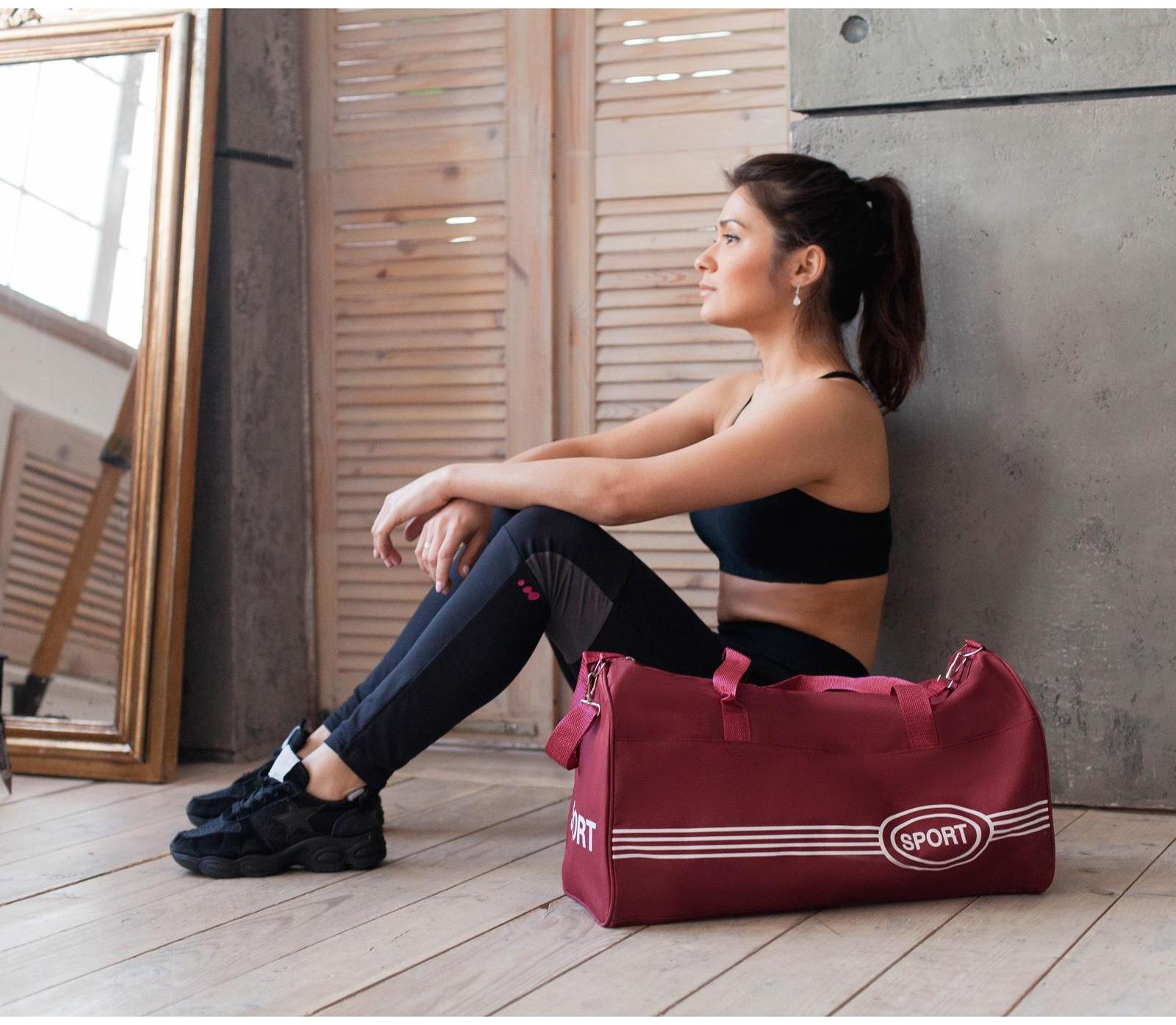 Сумка спортивная, отдел на молнии, длинный ремень, цвет бордовый