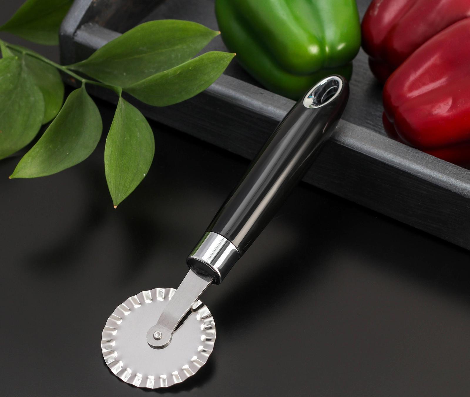 Нож для пиццы и теста Доляна «Скина», 20 см, ребристый, цвет чёрный