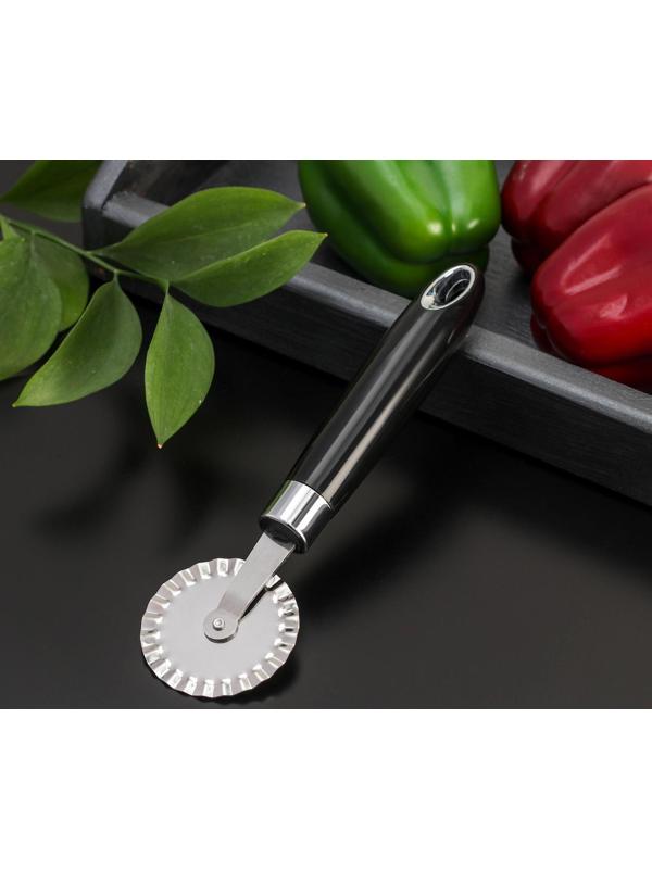 Нож для пиццы и теста Доляна «Скина», 20 см, ребристый, цвет чёрный