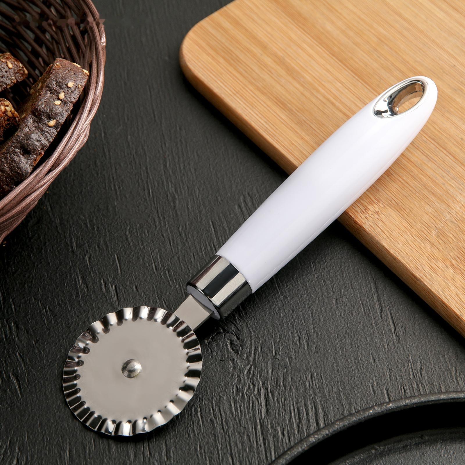 Нож для пиццы и теста Доляна «Скина», 20,5 см, ребристый, цвет белый