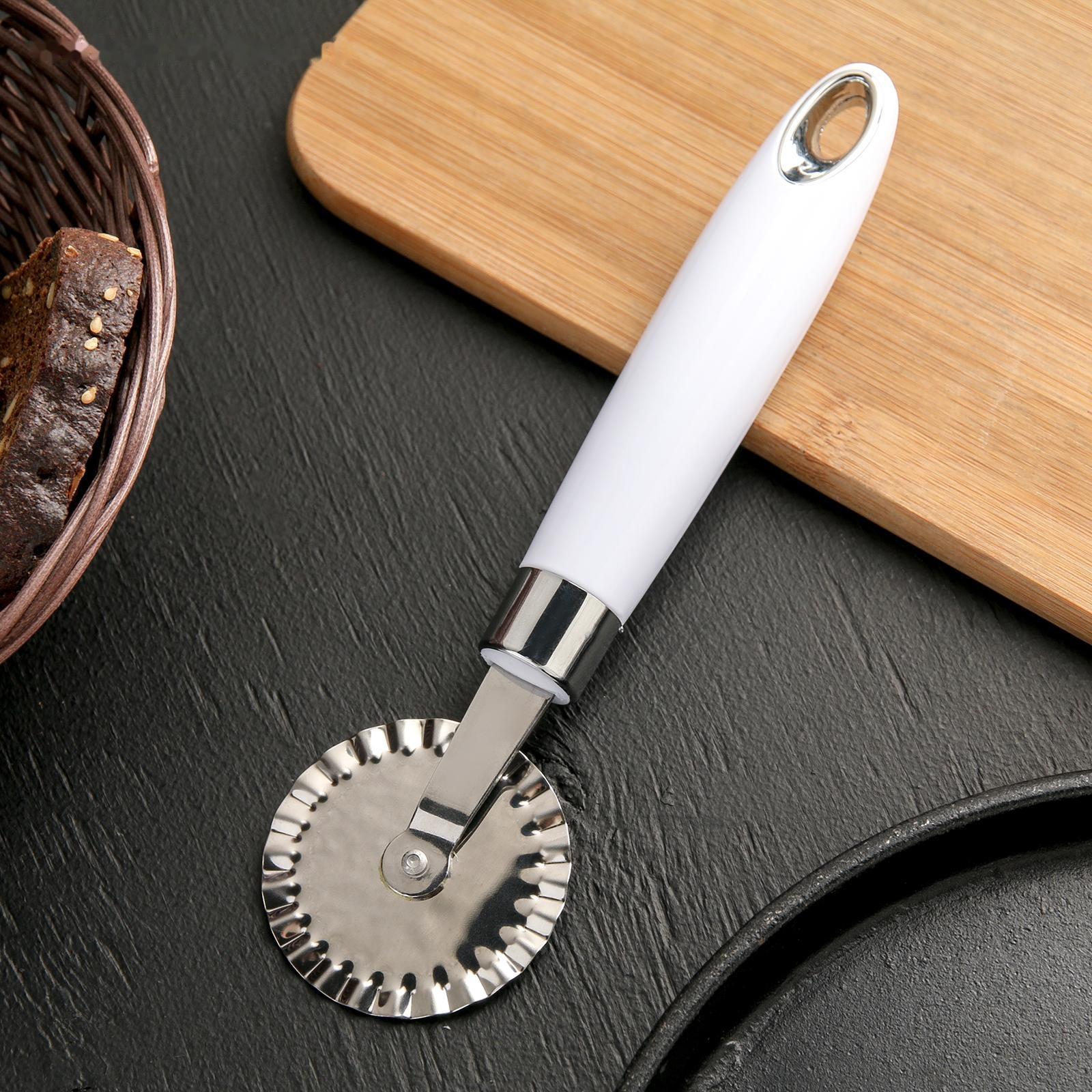 Нож для пиццы и теста Доляна «Скина», 20,5 см, ребристый, цвет белый