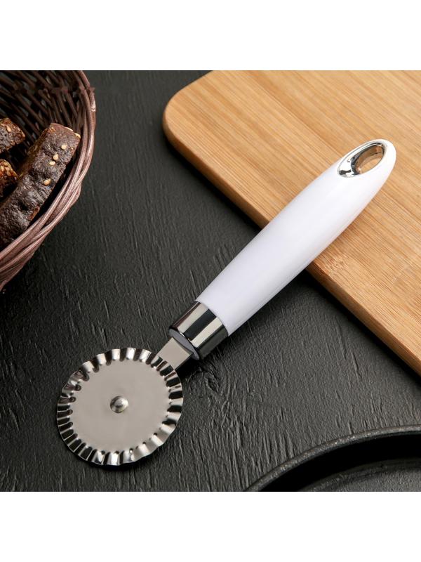 Нож для пиццы и теста Доляна «Скина», 20,5 см, ребристый, цвет белый