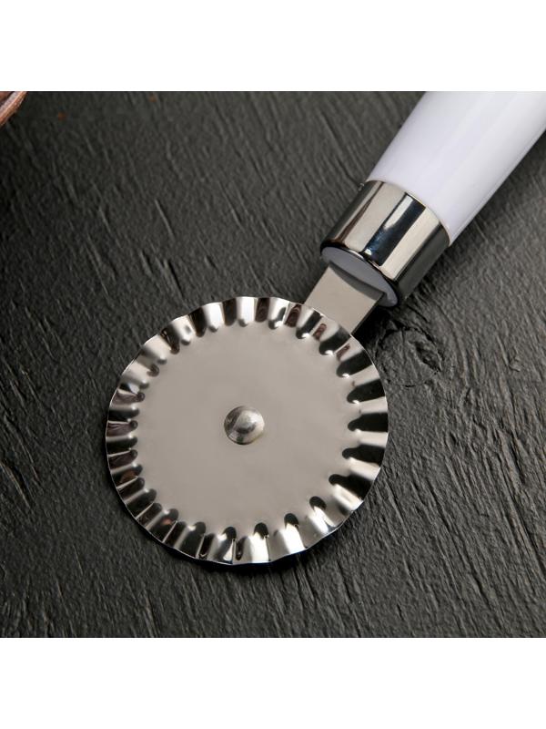 Нож для пиццы и теста Доляна «Скина», 20,5 см, ребристый, цвет белый