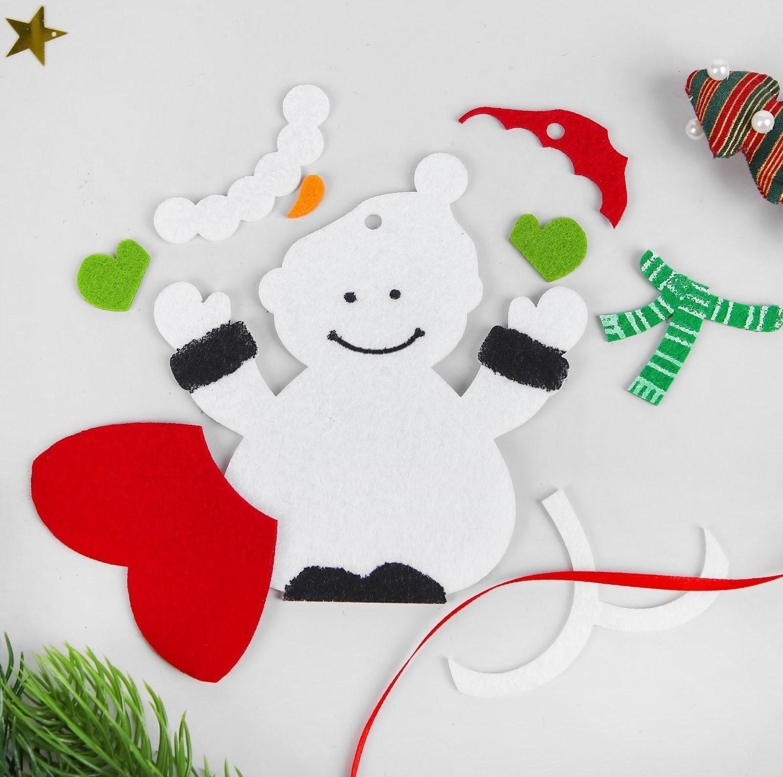 Набор для творчества - создай ёлочное украшение из фетра «Снеговик в шапочке»