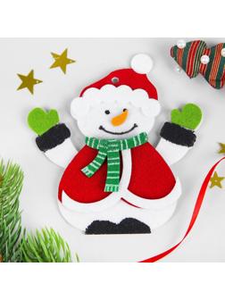 Набор для творчества - создай ёлочное украшение из фетра «Снеговик в шапочке»