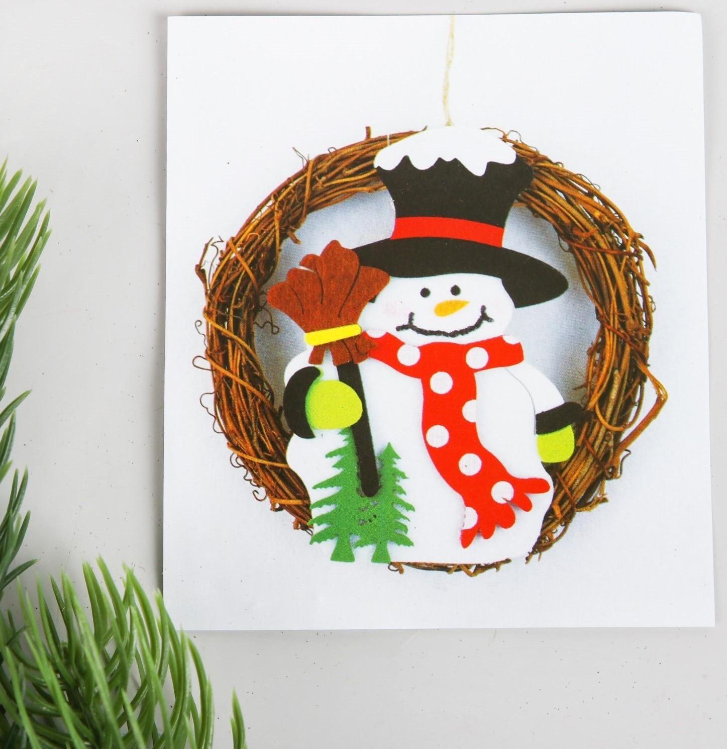 Набор для творчества - создай новогоднее украшение «Венок - снеговик с метлой»