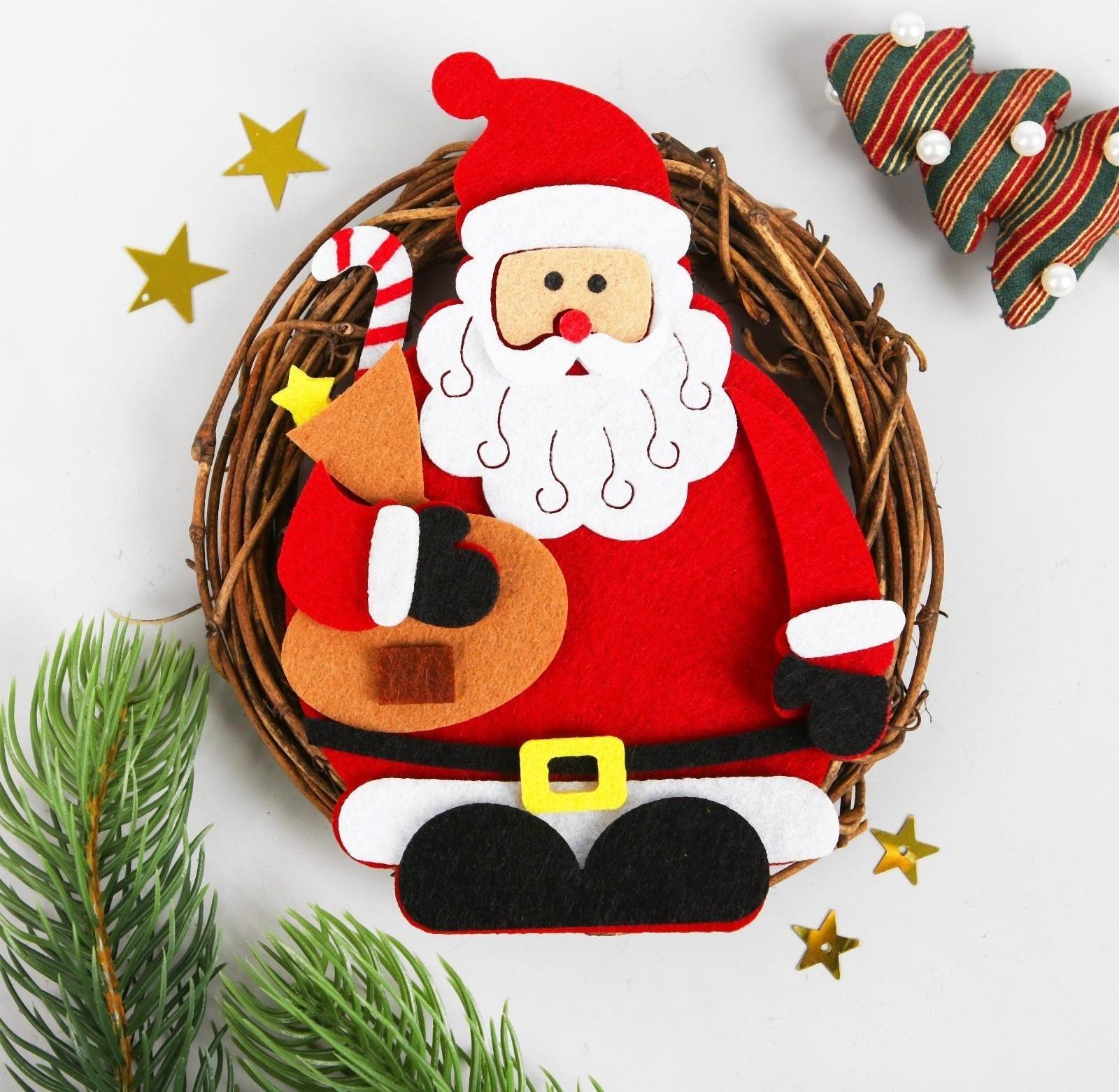Набор для творчества - создай новогоднее украшение «Венок - Дед мороз с мешком подарков»