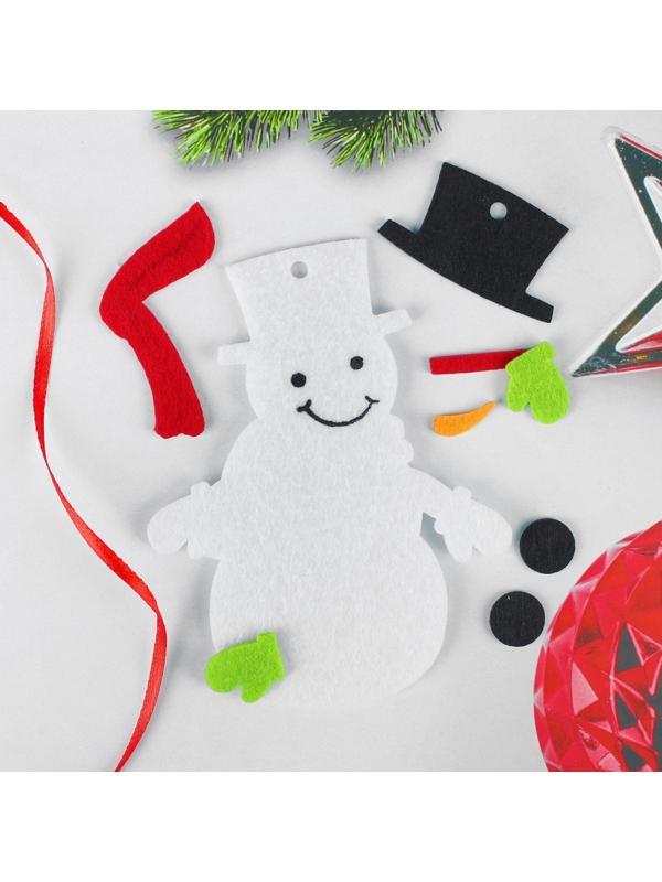 Набор для творчества - создай ёлочное украшение из фетра «Снеговичок в красном шарфике»