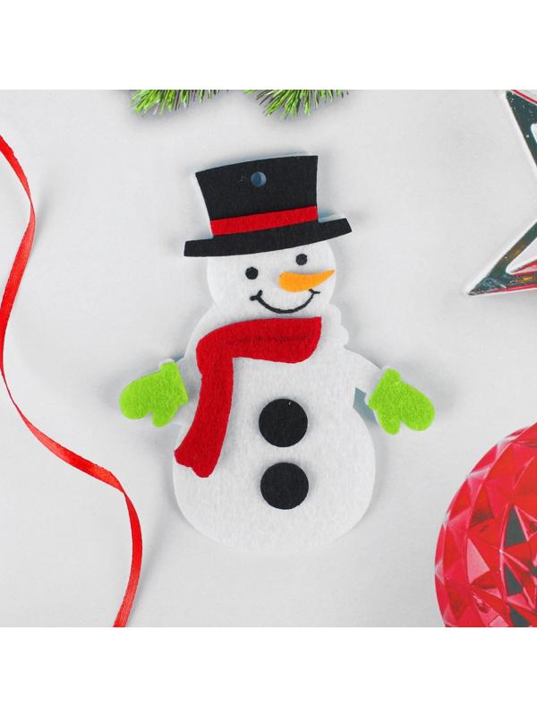 Набор для творчества - создай ёлочное украшение из фетра «Снеговичок в красном шарфике»