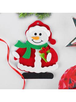 Набор для творчества - создай ёлочное украшение из фетра «Снеговик с подарком»
